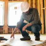 Valderci Malagosini Machado analisa por que construir rápido pode gerar custos ocultos no futuro, enquanto construir certo garante durabilidade, desempenho e menos problemas ao longo dos anos.