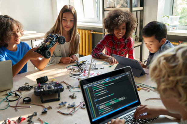 Sérgio Bento De Araújo mostra como a robótica integra ciência e matemática, tornando o aprendizado mais prático, envolvente e eficiente.
