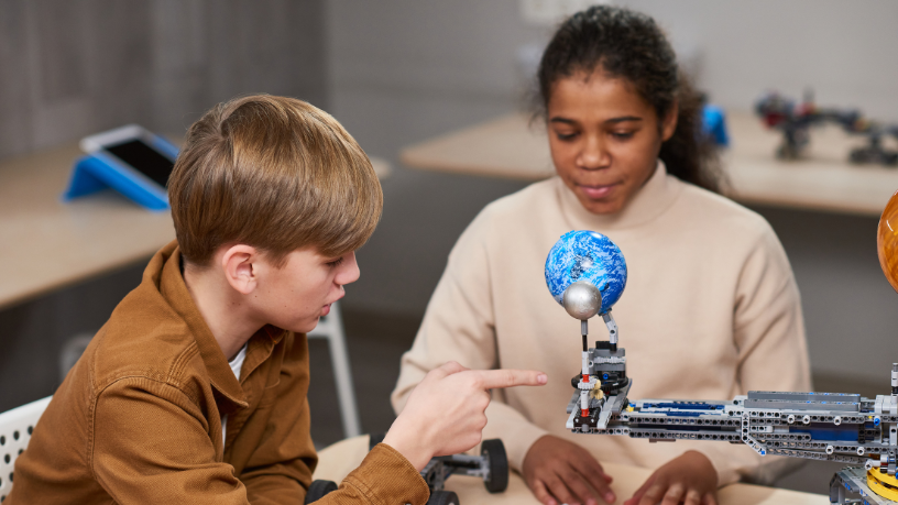 Aprender ciência e matemática de forma integrada é uma das grandes vantagens da robótica na educação, segundo Sérgio Bento De Araújo, que destaca seus impactos no ensino.