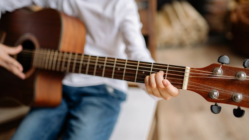 O Impacto Cultural e Econômico das Trajetórias Musicais Longevas na Identidade das Cidades do Interior
