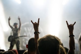 A Trajetória de Bandas Independentes até os Grandes Festivais e a Nova Lógica do Mercado Musical