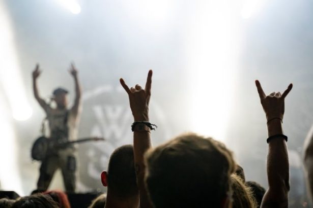 A Trajetória de Bandas Independentes até os Grandes Festivais e a Nova Lógica do Mercado Musical