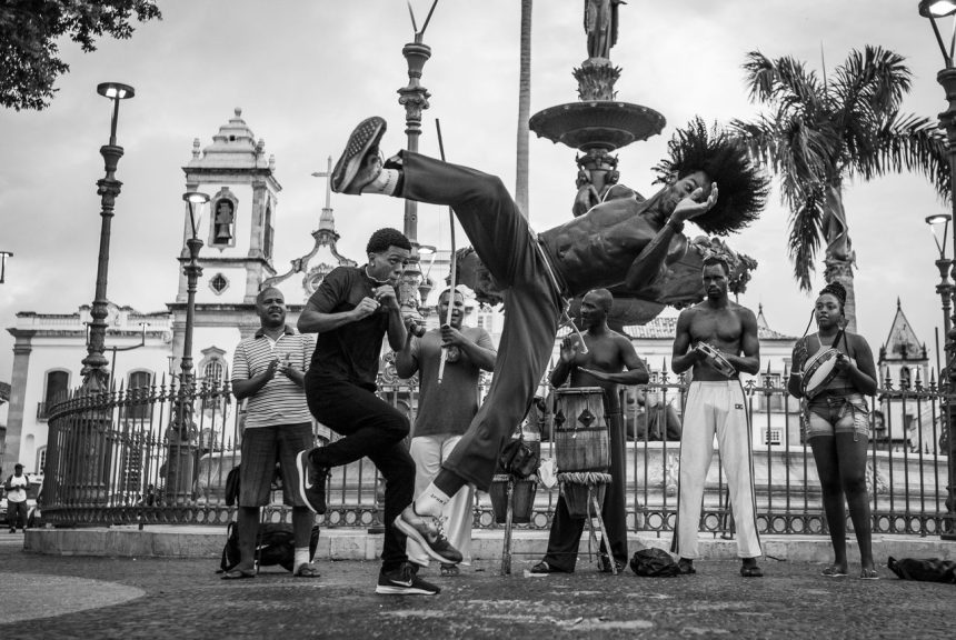 Dançarinos de capoeira se apresentam em uma rua do Pelourinho, em Salvador.